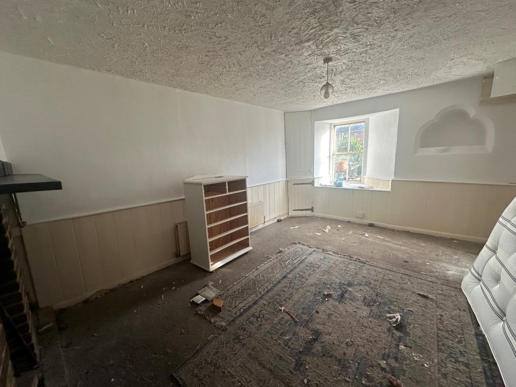 Lot: 22 - TWO-BEDROOM HOUSE FOR REFURBISHMENT - Living room